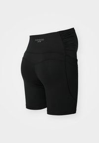 Zwarte sportshorts met hoge taille, gladde textuur en geplooide details aan de zijkanten. Voorzien van een logo op de tailleband.