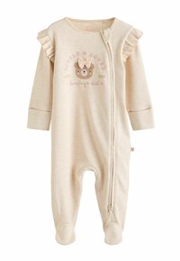Jumpsuit de color beige claro con mangas largas, hombros con volantes, cierre frontal de cremallera y gráfico de un oso con el texto "Little & Loved" y "Happy Days."