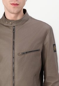 Belstaff WALKHAM - Lengva striukė - dark pumice
