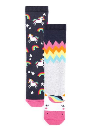Calze alte fino al ginocchio: una blu marina con unicorni e arcobaleni, l'altra grigia con un motivo zigzag colorato e un volto di unicorno sulla punta.