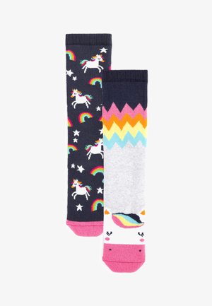 Knee-high sokid: üks mereväe sinine ükssarvikute ja vikerkaarega, teine hall värvilise piikjoone mustriga ja ükssarviku nägu varvaste juures.