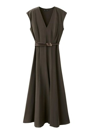 Mouwloze midi-jurk in donkerolijfgroen met V-hals, uitlopende rok en dunne gespikkelde riem in de taille, weergegeven op een witte achtergrond.