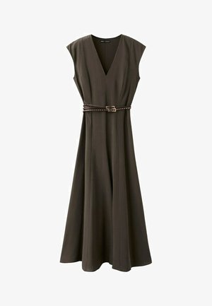 Mouwloze midi-jurk in donkerolijfgroen met V-hals, uitlopende rok en dunne gespikkelde riem in de taille, weergegeven op een witte achtergrond.