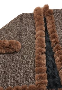 Bruin geweven stoffen poncho met een luxe bruine nepbontafwerking en een donkere nepbonten voering. Beschikt over een gestructureerd, comfortabel ontwerp.