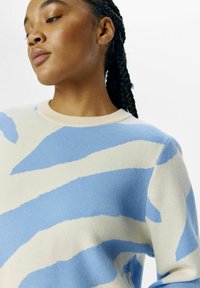 Blå og creme stribede sweater med rund halsudskæring og tekstureret strikkemønster. Har en afslappet pasform og farvekombination med kontrast.