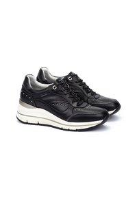 Zapatillas de cuero negro con cordones, detalles plateados y tachuelas decorativas. Presentan una suela intermedia blanca gruesa y un diseño de punta redondeada.
