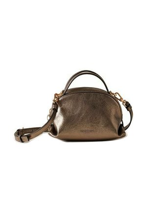 Petit sac à main en cuir bronze métallique avec forme arrondie, poignée supérieure, bandoulière ajustable et quincaillerie dorée.