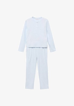Hellblaues, geripptes Loungewear-Set mit einem Langarmoberteil mit drei Knöpfen und passenden Hosen, aus weichem Material gefertigt.