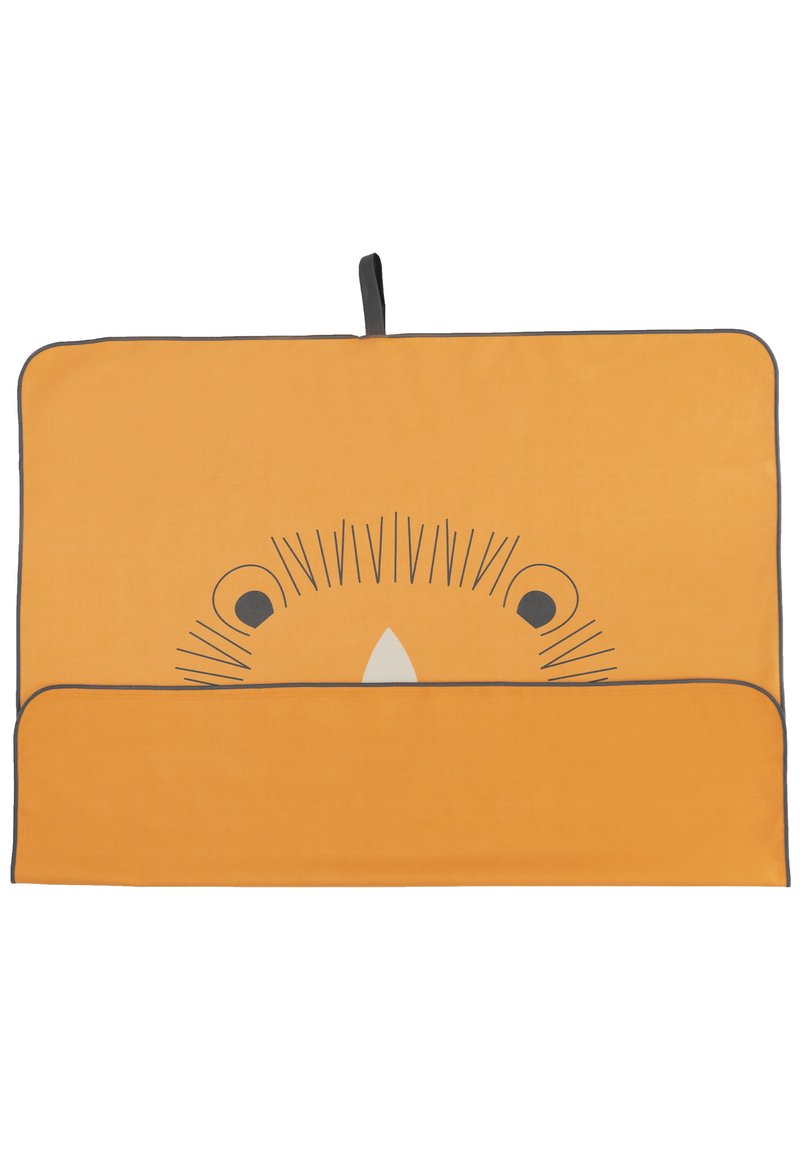 Orange Stoffmatte mit einem Löwenkopf-Design, das schwarze Akzente und eine weiße dreieckige Nase zeigt, umrundet von einem grauen Rand und ausgestattet mit einer Aufhängeschlaufe.