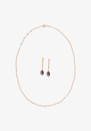 Naszyjnik łańcuchowy w kolorze różowego złota z pasującymi kolczykami typu drop, ozdobiony fioletowymi kamieniami w kształcie łezki i małymi przezroczystymi akcentami.
