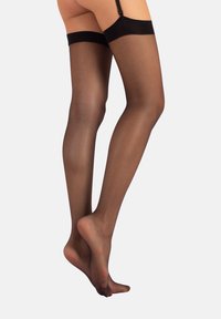 Calze nere trasparenti fino alla coscia con una texture liscia e bande in silicone antiscivolo nella parte superiore per una vestibilità sicura. Design traslucido e aderente.