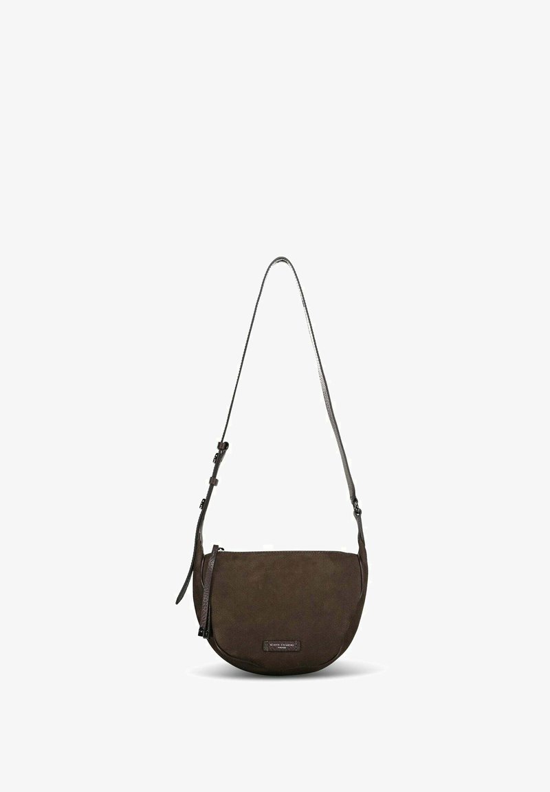 Sac bandoulière en suède marron avec une forme semi-circulaire, une sangle en cuir ajustable et une fermeture éclair pour plus de sécurité.