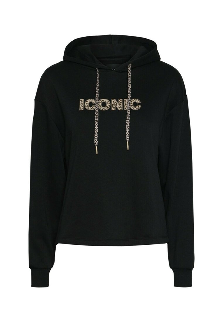 Sudadera negra hecha de tela suave con un corte holgado. Presenta cordones con estampado de leopardo y la palabra "ICONIC" en letras metálicas en el frente.