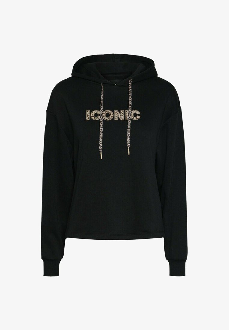 Sudadera negra hecha de tela suave con un corte holgado. Presenta cordones con estampado de leopardo y la palabra "ICONIC" en letras metálicas en el frente.