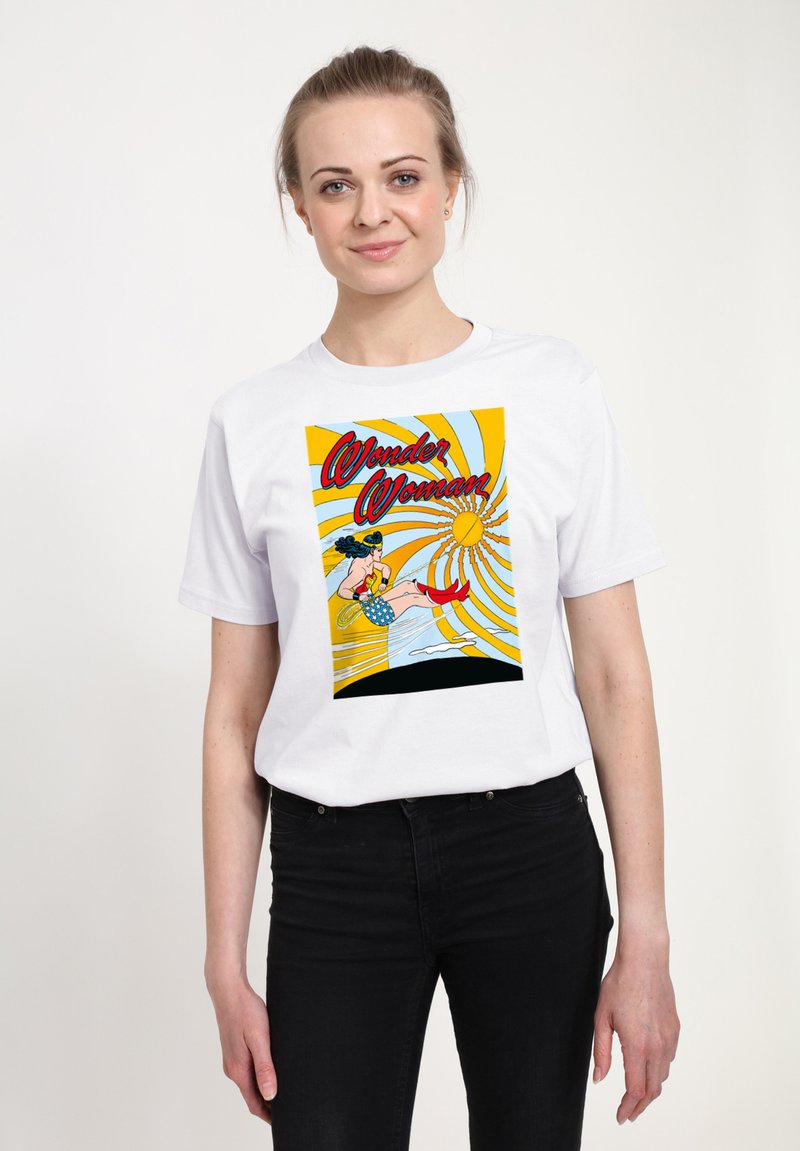Witte katoenen t-shirt met een kleurrafische "Wonder Woman" print die gele en blauwe stralen benadrukt, met een afbeelding van het personage en de zon.
