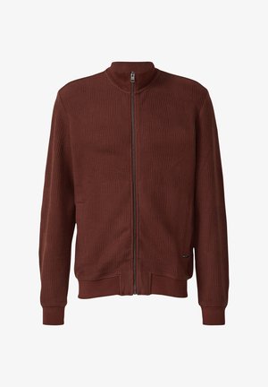 Donkerrode jas met ritssluiting en een gestructureerd geometrisch patroon. Voorzien van een hoge kraag, geribbelde manchetten en zoom. Gemaakt van een zacht, gebreid stof.