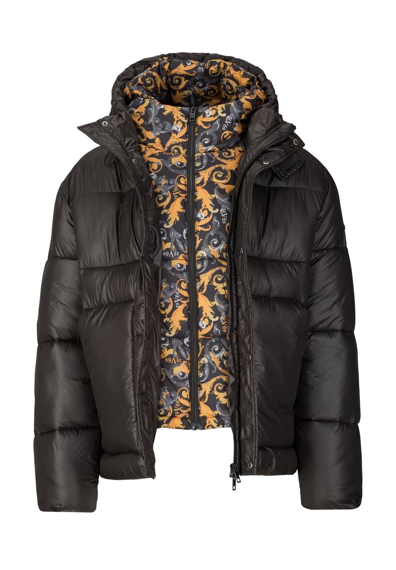Schwarze Pufferjacke mit geprägtem Muster. Gefüttert mit einem orangefarbenen und schwarzen, ornamentalem Design. Verfügt über einen hohen Kragen und einen Reißverschluss vorne.