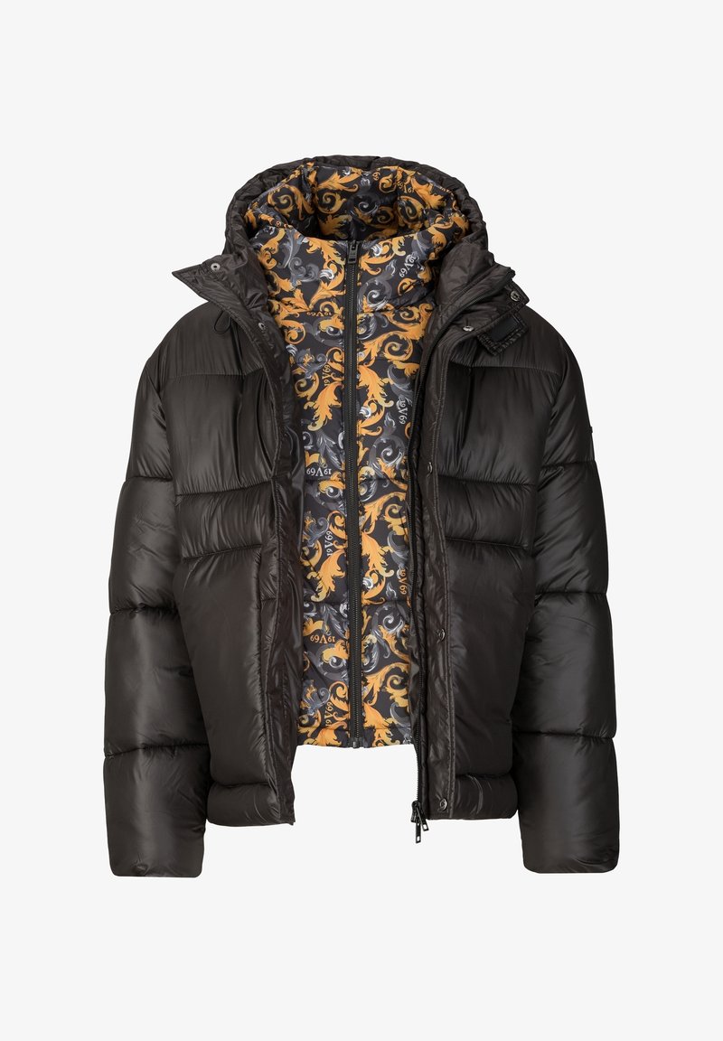 Schwarze Pufferjacke mit geprägtem Muster. Gefüttert mit einem orangefarbenen und schwarzen, ornamentalem Design. Verfügt über einen hohen Kragen und einen Reißverschluss vorne.