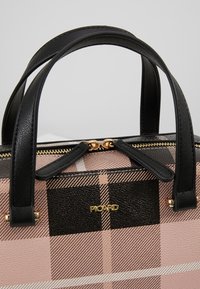 Torebka w kratkę z czarną ekoskórzaną górą i uchwytami, złotymi wykończeniami oraz połączeniem różowych i czarnych wzorów w kratkę.