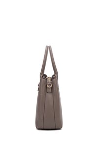 Borsa sintetica grigia con un design strutturato, doppi manici piatti, chiusura superiore con zip e anello decorativo in tono oro.