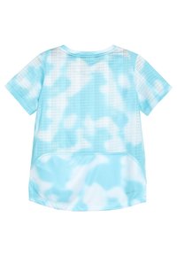 Camiseta atlética de color azul claro que presenta una parte superior de malla transpirable con un patrón de nubes en degradado, una tela inferior suave y la marca "Dri-FIT".