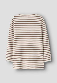Koszulka z długim rękawem z prążkowanej tkaniny w poziome beżowe i białe paski, z okrągłym dekoltem, pokazana od tyłu na jednolitym jasnym tle.