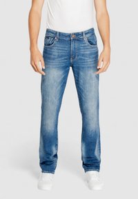Jeans de mezclilla azul claro con un diseño de pierna recta, textura desgastada, estilo de cinco bolsillos y cierre de botón en la cintura.