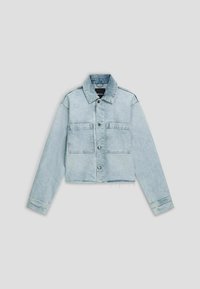 Giacca in denim blu chiaro con maniche lunghe, chiusura a bottoni, due tasche frontali, un fitting leggermente cropped e dettagli di cucitura in evidenza.