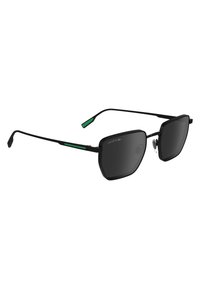 Occhiali da sole neri dal design elegante, con lenti rettangolari e un'accenno verde sulle aste; dotati di dettagli metallici e di una finitura opaca.