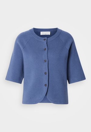 Blauer kurzärmeliger Cardigan mit Rundhalsausschnitt. Hergestellt aus weichem Material, mit dunklen Knöpfen und abgerundetem Saum. Einfaches, figurbetontes Design.