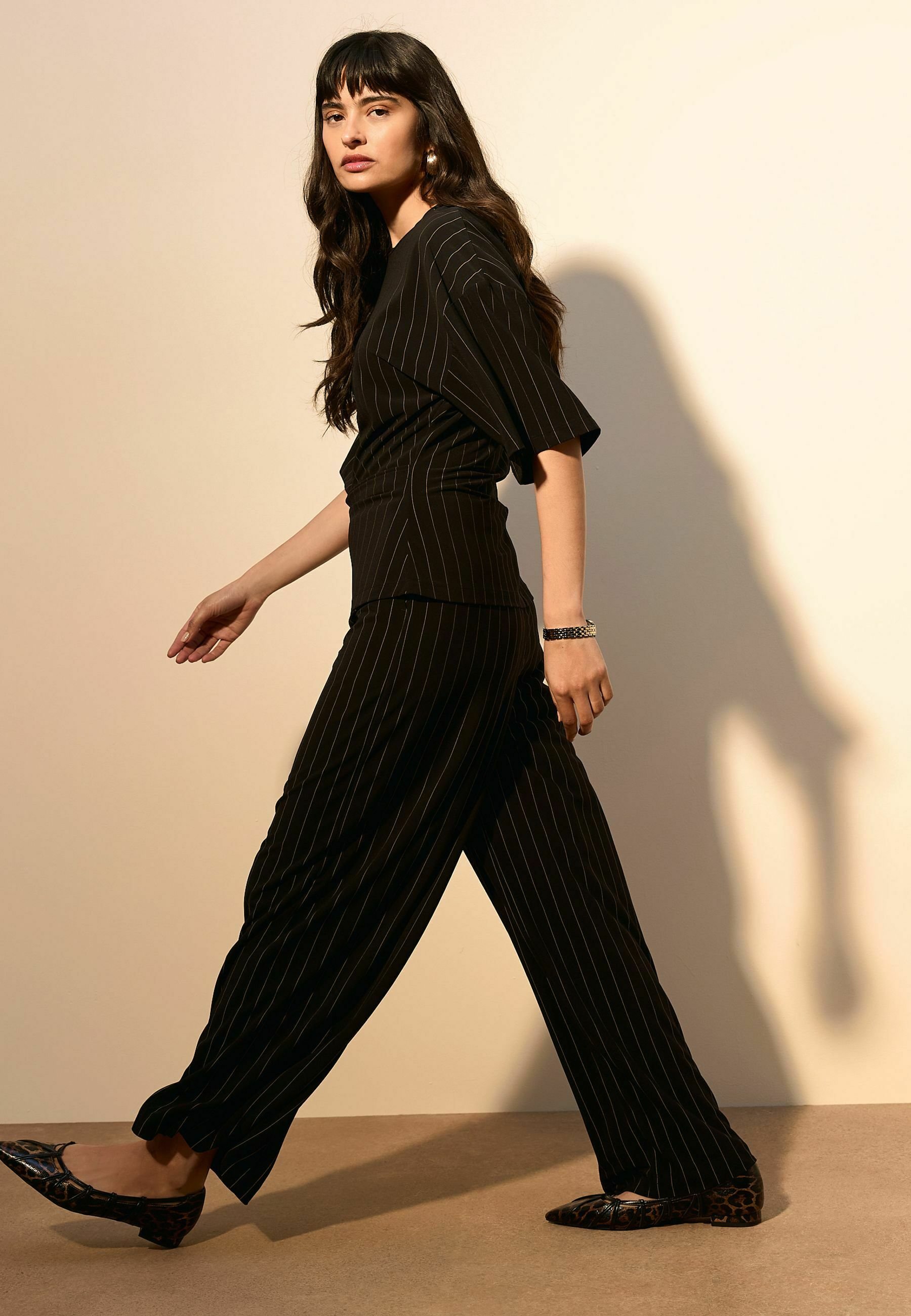 Next REGULAR FIT - DRAPE CINCHED WAIST - Basic T-shirt - black