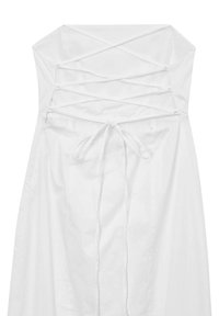 Abito bianco strutturato con design senza spalline, dettaglio di lacci incrociati sul retro e vita legata. Tessuto dalla texture liscia.