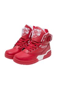 Røde højtop sneakers med en glat læderfinish, hvide accenter, snørebånd foran, basketball-branding og en justerbar rem.