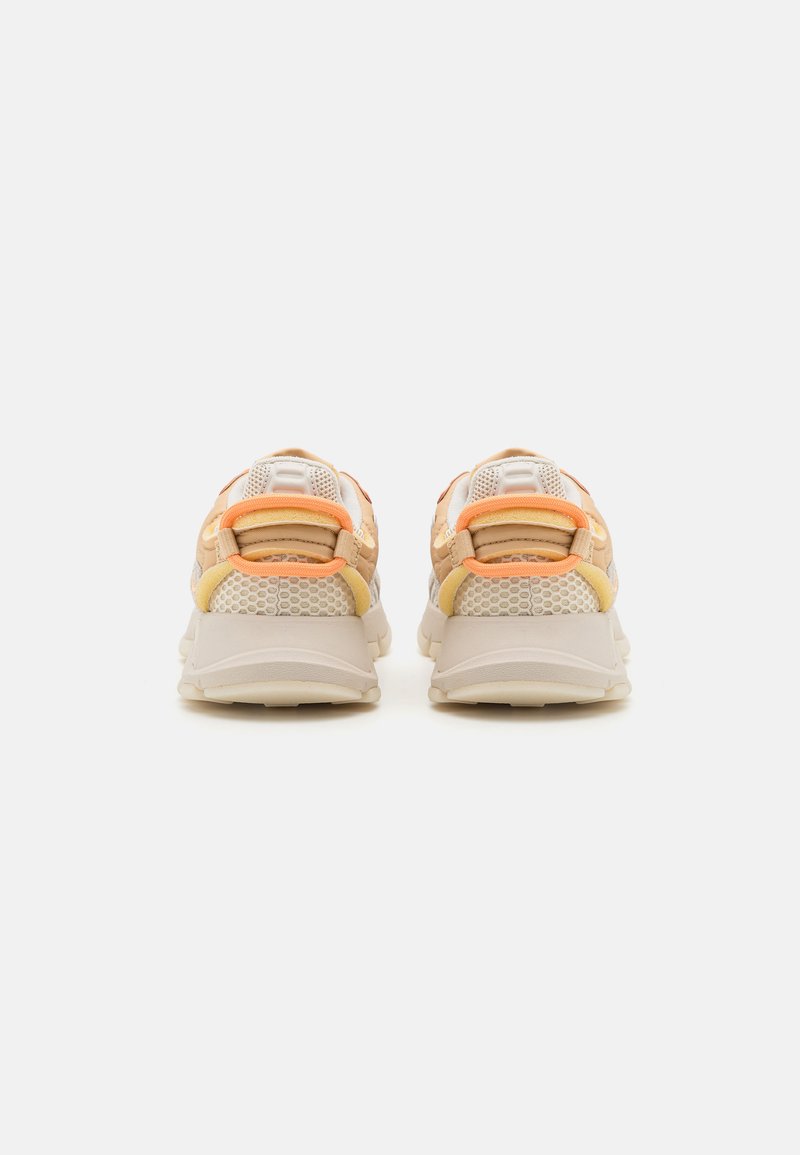 Sneakers con una combinazione di colori beige e arancione, realizzati in materiali in rete e sintetici, con una suola imbottita e un design posteriore distintivo.