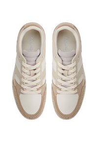 Beige sneakers med cremefarvede accenter, der har en glat læderoverdel, teksturerede ruskindsdetaljer og snørelukning. Tekstureret gummisål.
