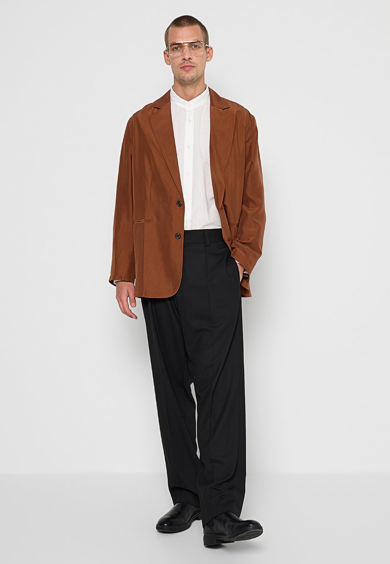RELAXED FIT