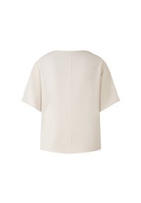 Weiße Kurzarmbluse, minimalistisches Design, weicher Stoff, gerader Schnitt, mit einer Mittelnaht auf der Rückseite, ohne auffällige Verzierungen.