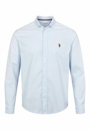 Cămașă bleu deschis, cu mâneci lungi și buton, cu un model de dungi albe. Include un mic logo brodat pe partea stângă a pieptului.