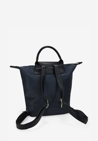 Bolsa tipo tote navy hecha de un tejido duradero con acentos en cuero negro. Presenta asas dobles y una correa ajustable. Cierre de cremallera.