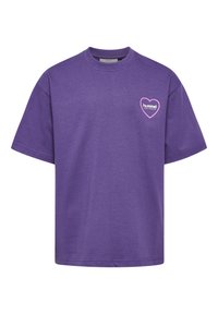 Lilla bomulds T-shirt med afslappet pasform. Har korte ærmer og et hjerteformet pink logo på venstre brystområde.