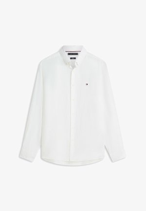 Camisa blanca de manga larga con botones, cuello, pequeño logo de Tommy Hilfiger en el pecho izquierdo y puños con botones.