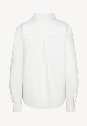 Witte blouse met lange mouwen, voorzien van een rugpiek, plooitje in het midden, met knopen afsluitbare manchetten en een klassieke kraag, van achteren weergegeven tegen een effen achtergrond.