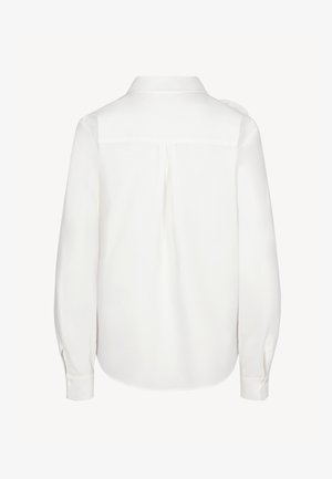 Witte blouse met lange mouwen, voorzien van een rugpiek, plooitje in het midden, met knopen afsluitbare manchetten en een klassieke kraag, van achteren weergegeven tegen een effen achtergrond.