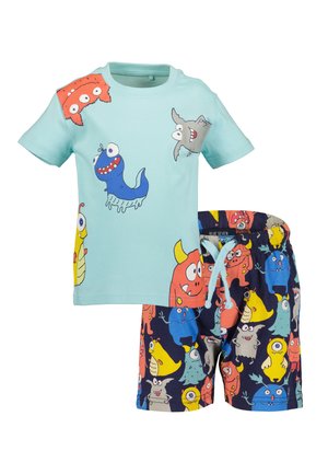 Børnetøj bestående af en lyseblå bomulds t-shirt med farverige monster grafik og marineblå shorts med et multifarvet monstertryk.