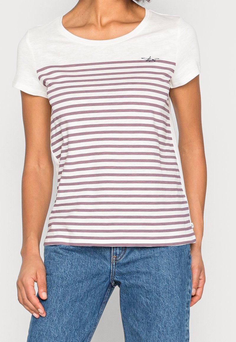 T-shirt a righe con maniche corte, scollatura rotonda, righe orizzontali bianche e viola chiaro e un piccolo logo sopra il petto.
