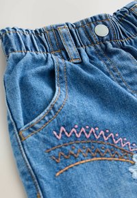 Shorts in denim con vita elasticizzata, con chiusura a bottoncino metallico, tasca laterale e motivi ricamati in rosa e marrone sul davanti.