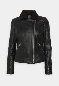 Zwarte leren jas met een kraag van bont, asymmetrische ritssluiting en twee ritszakken aan de voorkant. Soepele textuur, getailleerd ontwerp.