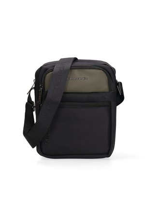 Borsa a tracolla nera con un pannello frontale in oliva a contrasto, realizzata in tessuto resistente, con chiusura a zip e tracolla regolabile.
