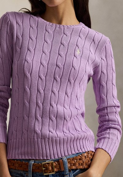 Ανοιχτό μωβ πουλόβερ πλεκτό με σχέδιο καλωδίου, με ριμπ μανσέτες και τελείωμα, με στρογγυλή λαιμόκοψη και μικρό λογότυπο στο στήθος, σε συνδυασμό με υφασμένη ζώνη.