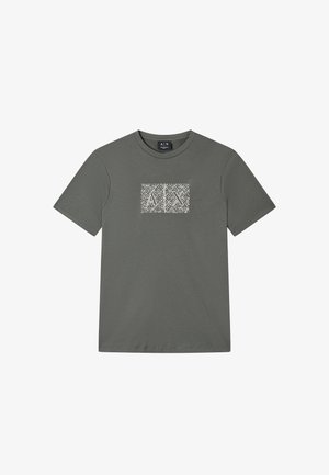 Maglietta grigia a maniche corte con scollo rotondo e grafica quadrata con lettere bianche sovrapposte "A|X" al centro del petto.